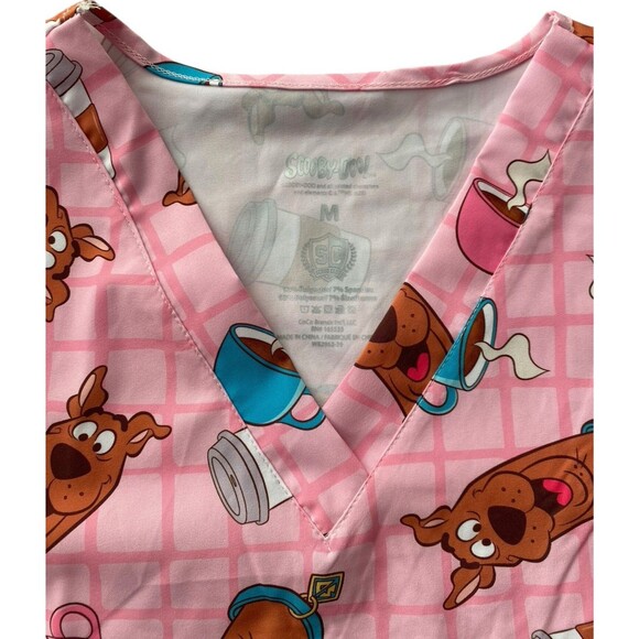 Scooby-Doo Scrub Top Pink Coffee Print Size M Nursing Uniform V-Neck Pockets - Picture 2 of 4